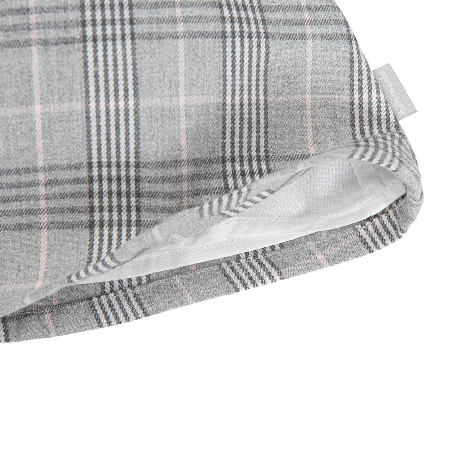 EVERYTHING SMALL Dressed in grey-pink tights