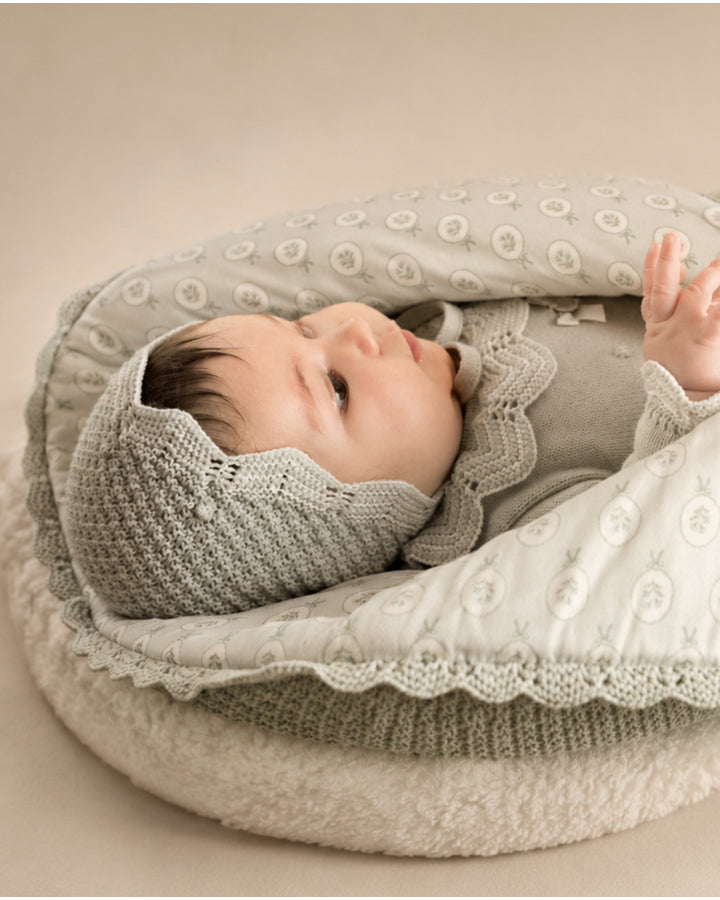 PAZ RODRIGUEZ Tutina Due Pezzi + Cuffia Lana Merino Extrafine Verde Salvia-Panna Autunno-Inverno
