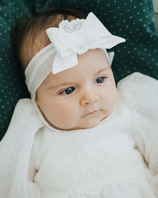 COLORICHIARI Fascia Baby in Tulle con Fiocco in Organza Rigata e Fiore in Pizzo Bianco Latte Autunno-Inverno